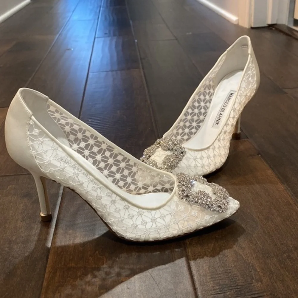 Manolo Blahnik Hangisilace Cream Lace Jewel‎ Buckle pumps size 35EU
